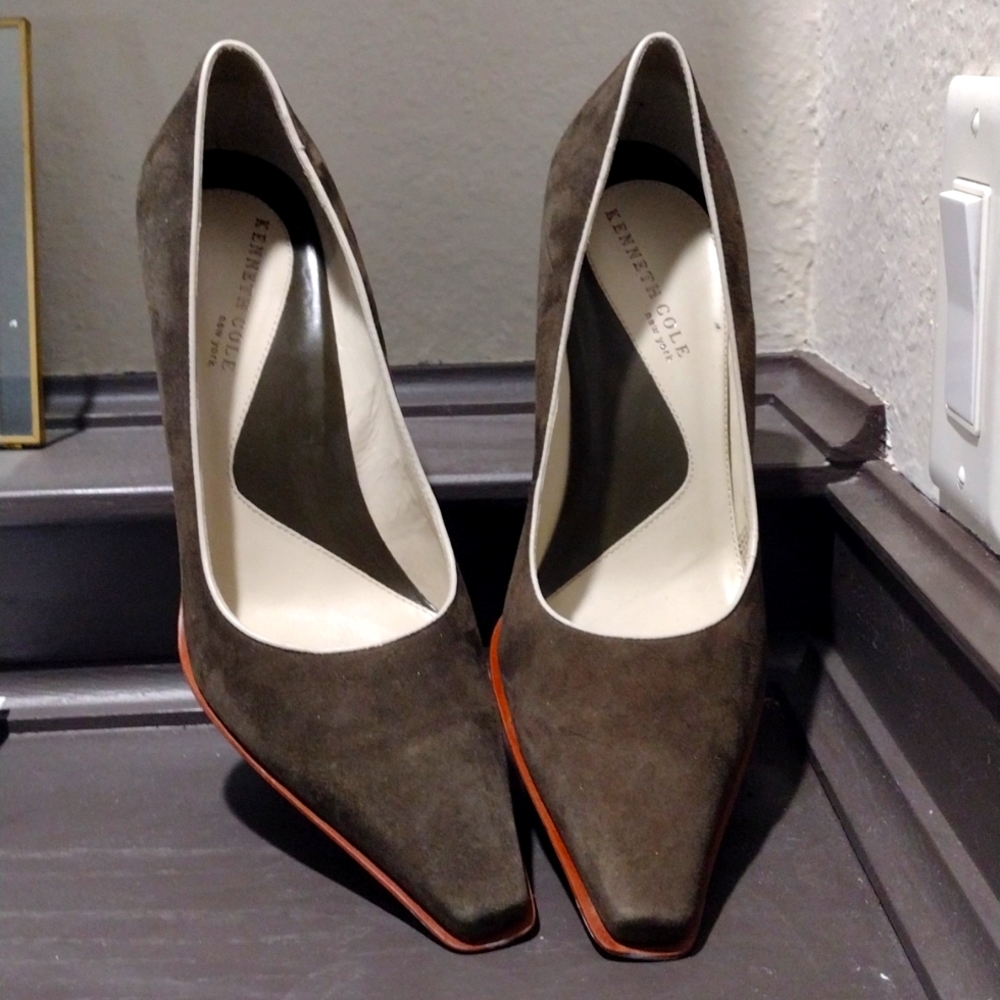 Kenneth Cole olive green suede pump